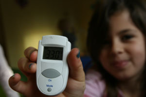 Mädchen zeigt den gemessenen Wert von 38 Grad